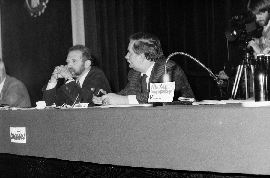 Zdjęcie 030. Lech Wałęsa i jego współpracownicy przy stole prezydialnym w Sali BHP Stoczni Gdańskiej im. Lenina w dniu spotkania z kandydatami do sejmu i senatu 29 kwietnia 1989 r. Od lewej: Lech Wałęsa i Bronisław Geremek. Fot. Igor Witowicz.