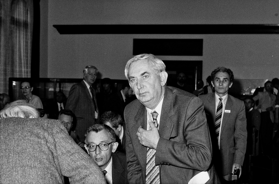 Zdjęcie 032. Gustaw Holoubek, kandydat do senatu z ramienia KO „S” w Krośnie  podczas spotkania Lecha Wałęsy z kandydatami do sejmu i senatu w Sali BHP Stoczni Gdańskiej im. Lenina 29 kwietnia 1989 r. Na lewo od niego: Jerzy Osiatyński, kandydat do sejmu z ramienia KO „S”. Fot. Igor Witowicz.