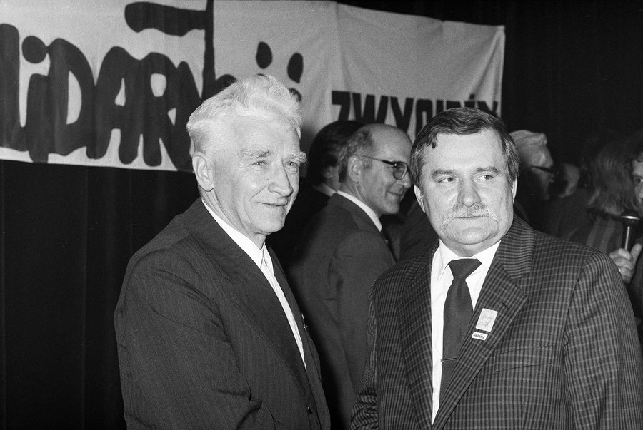 Zdjęcie 036. Sesja zdjęciowa Lecha Wałęsy z kandydatami do sejmu i senatu w Sali BHP Stoczni Gdańskiej im. Lenina 29 kwietnia 1989 r. Lech Wałęsa z Tadeuszem Ulmą, kandydatem do senatu z ramienia KO „S” w Przemyślu. Fot. Igor Witowicz.