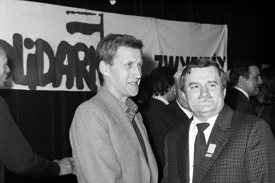 Zdjęcie 037. Sesja zdjęciowa Lecha Wałęsy z kandydatami do sejmu i senatu w Sali BHP Stoczni Gdańskiej im. Lenina 29 kwietnia 1989 r. Lech Wałęsa z Janem Musiałem, kandydatem do senatu z ramienia KO „S” w Przemyślu. Fot. Igor Witowicz.