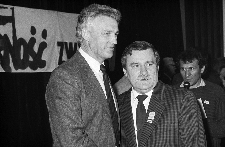 Zdjęcie 039. Sesja zdjęciowa Lecha Wałęsy z kandydatami do sejmu i senatu w Sali BHP Stoczni Gdańskiej im. Lenina 29 kwietnia 1989 r. Lech Wałęsa ze Stanisławem Padykułą, kandydatem do sejmu z ramienia KO „S” w Rzeszowie. Fot. Igor Witowicz.