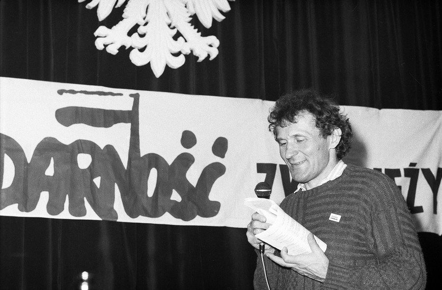 Zdjęcie 041. Sesja zdjęciowa Lecha Wałęsy z kandydatami do sejmu i senatu w Sali BHP Stoczni Gdańskiej im. Lenina 29 kwietnia 1989 r. Henryk Wujec odczytuje nazwiska kandydatów, którzy podchodzą do zdjęcia. Fot. Igor Witowicz.