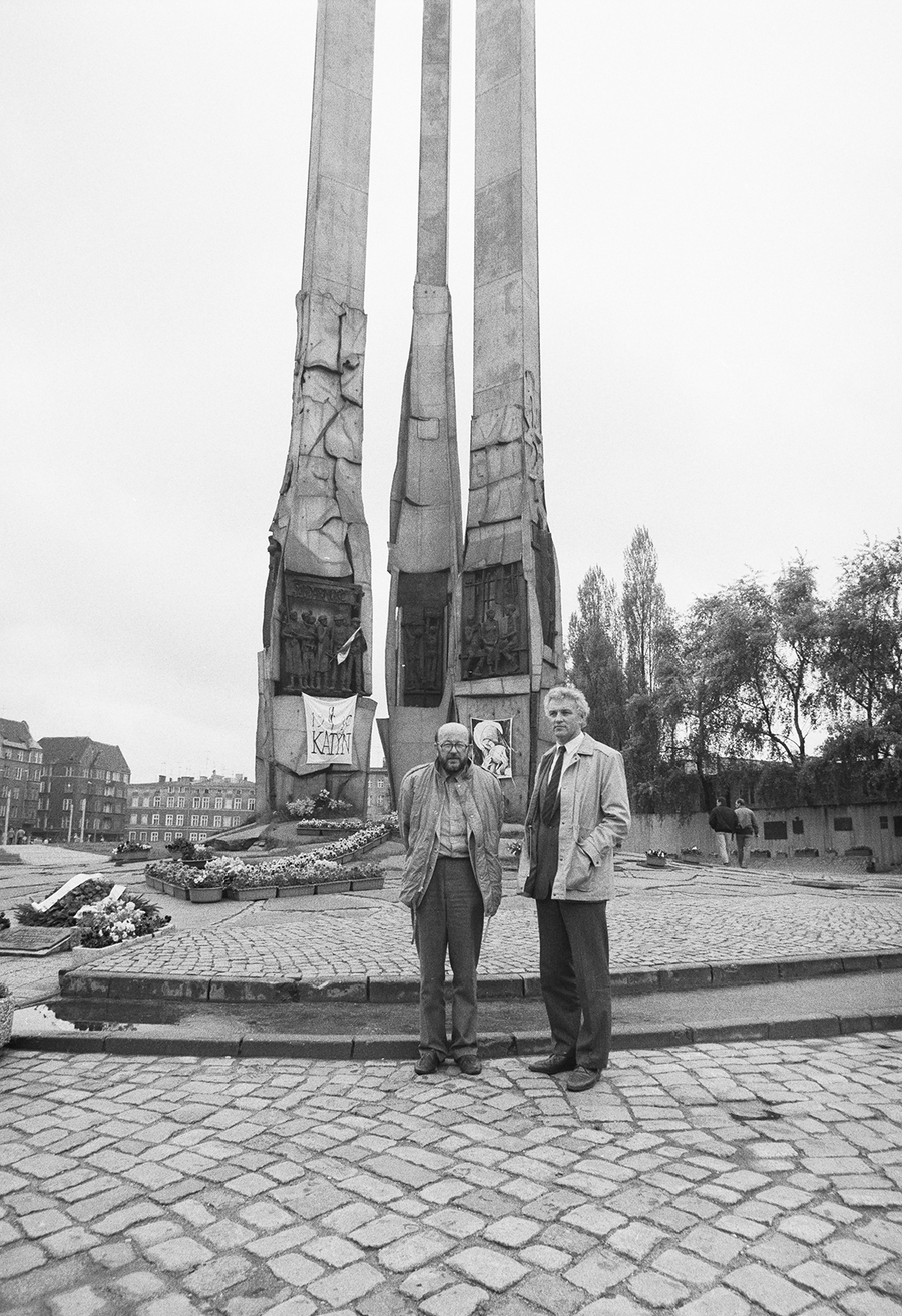 Zdjęcie 043. Adam Matuszczak (z lewej) i Stanisław Padykuła przed Pomnikiem Poległych Stoczniowców 1970 w Gdańsku 29 kwietnia 1989 r. Fot. Igor Witowicz.