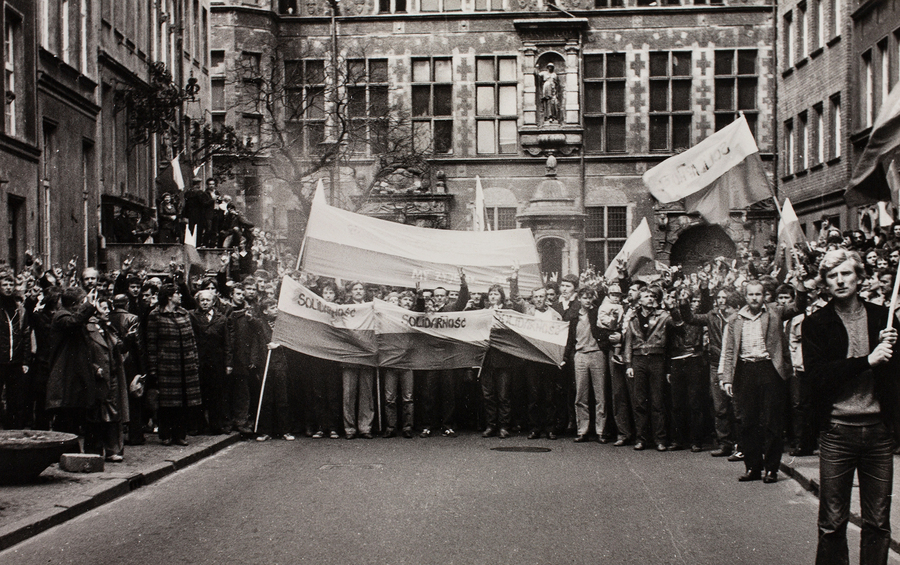 Zdjęcie 001. Członkowie i sympatycy NSZZ „Solidarność” idą w pochodzie ulicą Piwną w kierunku Bazyliki Mariackiej w Gdańsku 1 maja 1982 r.