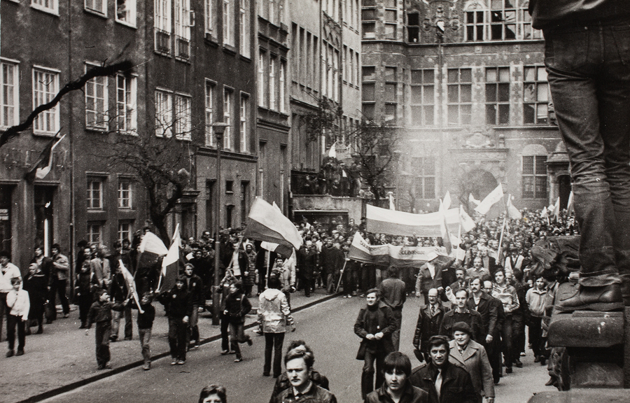 Zdjęcie 002. Członkowie i sympatycy NSZZ „Solidarność” idą w pochodzie ulicą Piwną w kierunku Bazyliki Mariackiej w Gdańsku 1 maja 1982 r.
