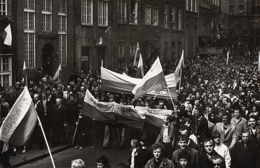 Zdjęcie 003. Członkowie i sympatycy NSZZ „Solidarność” idą w pochodzie ulicą Piwną w kierunku Bazyliki Mariackiej w Gdańsku 1 maja 1982 r.