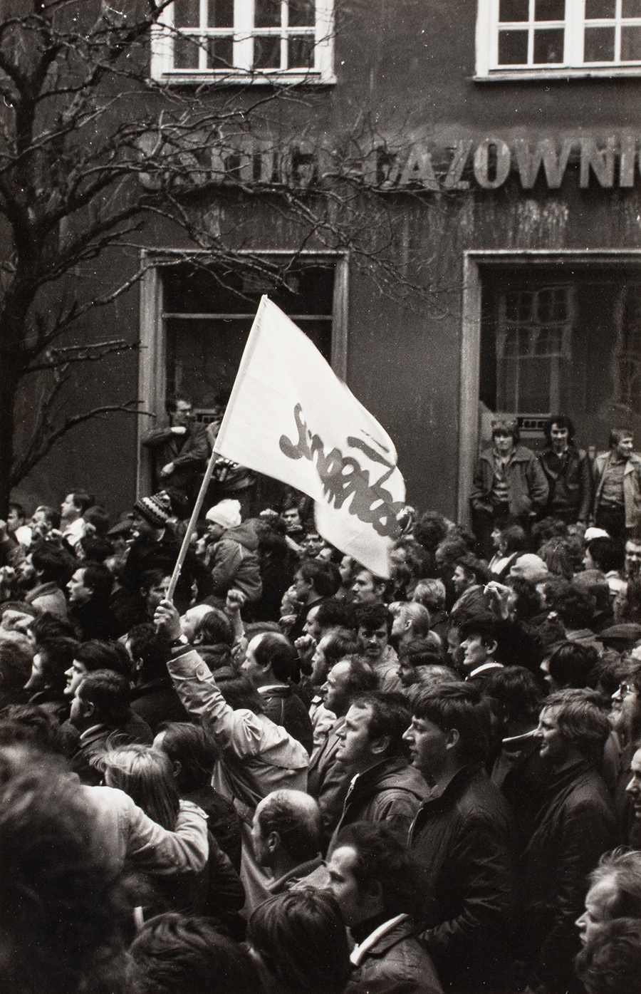 Zdjęcie 004. Członkowie i sympatycy NSZZ „Solidarność” idą w pochodzie ulicą Piwną w kierunku Bazyliki Mariackiej w Gdańsku 1 maja 1982 r.