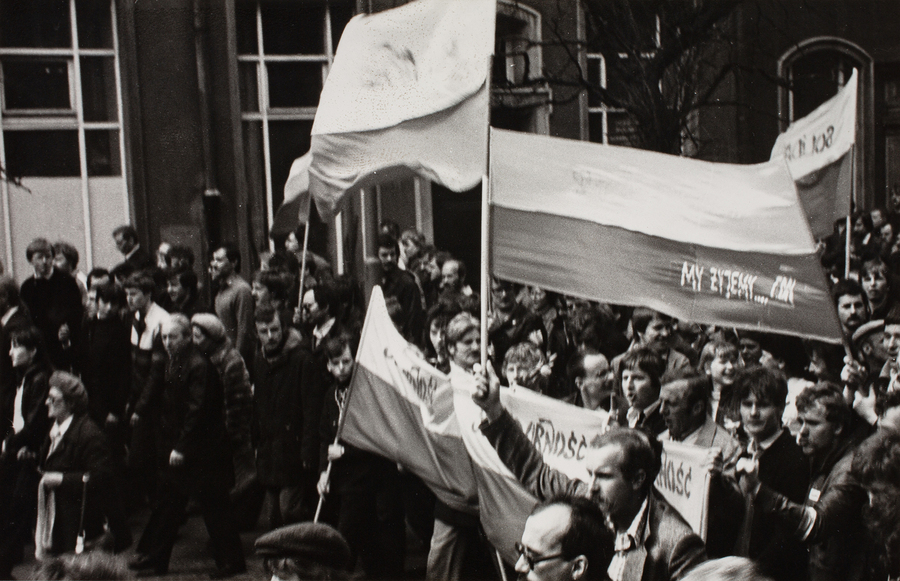 Zdjęcie 005. Członkowie i sympatycy NSZZ „Solidarność” idą w pochodzie ulicą Piwną w kierunku Bazyliki Mariackiej w Gdańsku 1 maja 1982 r.