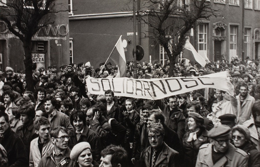 Zdjęcie 006. Członkowie i sympatycy NSZZ „Solidarność” idą w pochodzie ulicą Piwną (róg ulic Piwnej i Lektykarskiej) w kierunku Bazyliki Mariackiej w Gdańsku 1 maja 1982 r.