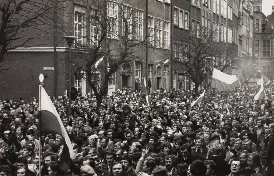 Zdjęcie 007. Członkowie i sympatycy NSZZ „Solidarność” idą w pochodzie ulicą Piwną (róg ulic Piwnej i Lektykarskiej) w kierunku Bazyliki Mariackiej w Gdańsku 1 maja 1982 r.