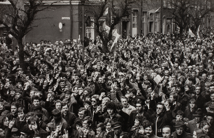 Zdjęcie 008. Członkowie i sympatycy NSZZ „Solidarność” idą w pochodzie ulicą Piwną (róg ulic Piwnej i Lektykarskiej) w kierunku Bazyliki Mariackiej w Gdańsku 1 maja 1982 r.