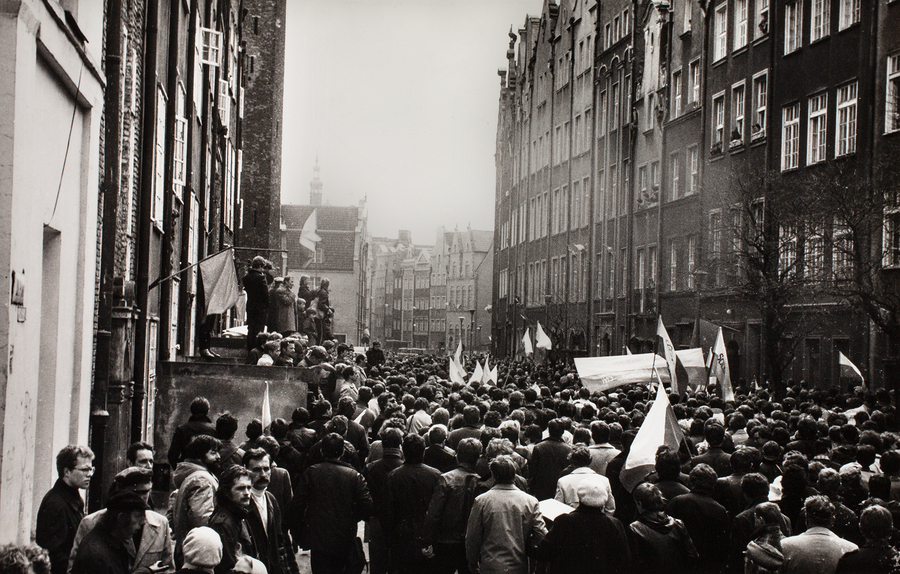 Zdjęcie 009. Członkowie i sympatycy NSZZ „Solidarność” idą w pochodzie ulicą Piwną w pobliżu Bazyliki Mariackiej w Gdańsku 1 maja 1982 r.