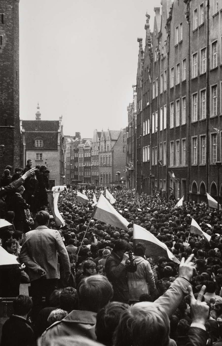 Zdjęcie 010. Członkowie i sympatycy NSZZ „Solidarność” idą w pochodzie ulicą Piwną w pobliżu Bazyliki Mariackiej w Gdańsku 1 maja 1982 r.