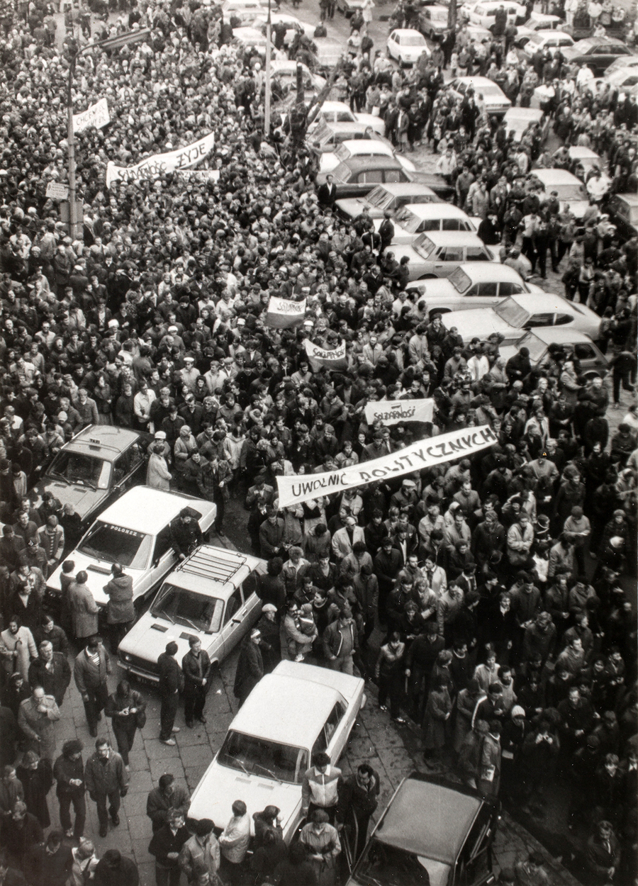 Zdjęcie 011. Sympatycy i działacze NSZZ „Solidarność” formują pochód po Mszy św. w kościele św. Stanisława Kostki na Żoliborzu w Warszawie 1 maja 1985 r.