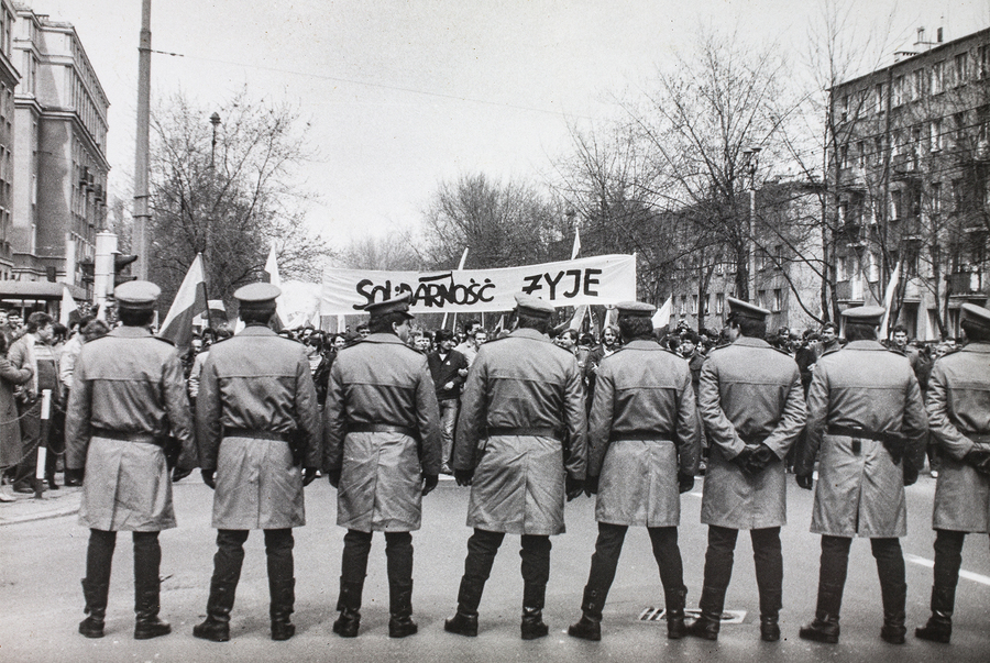 Zdjęcie 017. Sympatycy i działacze NSZZ „Solidarność” stoją na czele pochodu na skrzyżowaniu ul. Stołecznej z ul. Krasińskiego w Warszawie, zablokowani przez milicjantów ustawionych w charakterystycznym kordonie, 1 maja 1985 r.