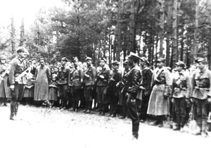 Koncentracja oddziałów NZW w okolicy Ożanny   3 maja 1945 r. . Meldunek odbiera Stanisław Pelczar ps. „Majka” (z prawej). Fot. Zbiory prywatne.