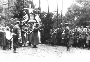 Oddziały partyzanckie NZW przed mszą świętą polową z okazji Święta Trzeciego Maja. Rejon Ożanny, 3 maja 1945 r. Fot. Zbiory prywatne.