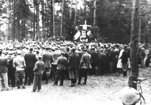 Mieszkańcy okolicy Ożanny zebrani na partyzanckiej mszy świętej 3 maja 1945 r. W głęi ołtarz polowy z Godłem RP i flagami narodowymi. Fot. Zbiory prywatne.