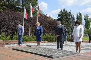 Symboliczne złożenie kwiatów pod pomnikiem gen. Władysława Sikorskiego z okazji 75. rocznicy zakończenia II wojny światowej.