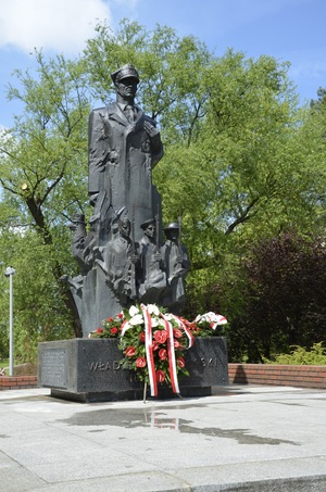 Symboliczne złożenie kwiatów pod pomnikiem gen. Władysława Sikorskiego z okazji 75. rocznicy zakończenia II wojny światowej.