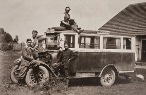 Zdjęcie 004. Michał Baar (drugi z lewej) jako kierowca i mechanik samochodowy przy autobusie marki Renault relacji Sieniawa – Jarosław firmy transportowej Bernarda Schmidta pod koniec lat 20. XX w.