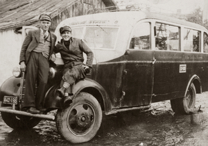 Zdjęcie 005. Michał Bar (z lewej) jako kierowca przy autobusie marki Bedford relacji Przemyśl – Dynów w latach 30. XX w.