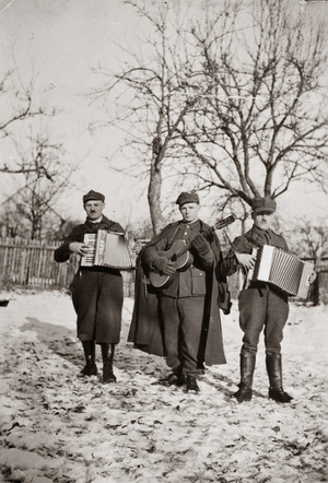 Zdjęcie 006. Michał Bar (pierwszy z lewej) z kolegami w niewoli niemieckiej w stalagu XII A w Limburg an der Lahn w Hesji.