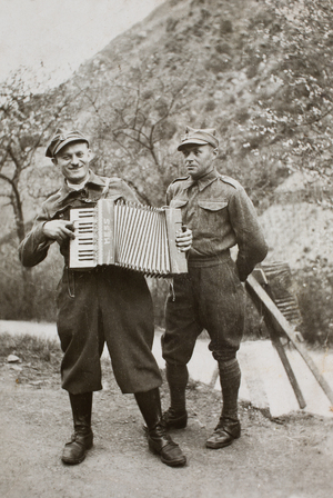 Zdjęcie 007. Michał Bar (pierwszy z lewej) z kolegą w niewoli niemieckiej w stalagu XII A w Limburg an der Lahn w Hesji.