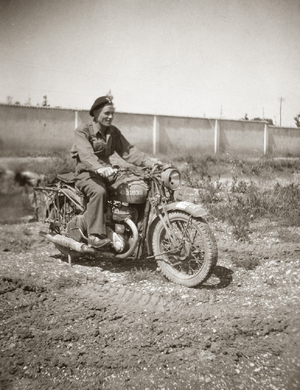 Zdjęcie 008. Kapral Michał Bar na brytyjskim motocyklu Triumph 3WH w Civitanova Marche we Włoszech, w miejscu stacjonowania 2 Warszawskiej Dywizji Pancernej, ok. 1945 r.