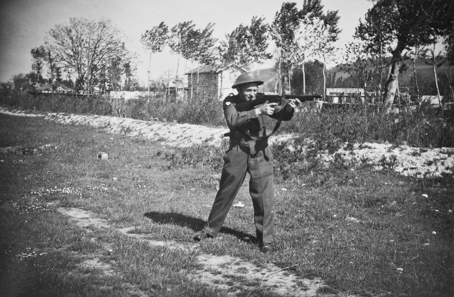 Zdjęcie 011. Kapral Michał Bar w Civitanova Marche we Włoszech z karabinem maszynowym Thompson M1.