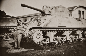 Zdjęcie 012. Kapral Michał Bar przy czołgach 2. Warszawskiej Dywizji Pancernej M4 Sherman w Civitanova Marche we Włoszech, ok. 1945 r.