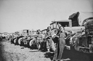 Zdjęcie 014. Kapral Michał Bar (pierwszy z prawej) z kolegami z kompanii warsztatowej w bazie samochodów ciężarowych w Civitanova Marche we Włoszech, ok. 1945 r.