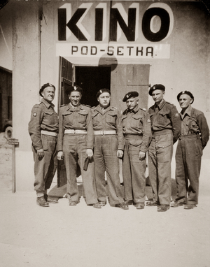 Zdjęcie 017. Polscy żołnierze w Maceracie we Włoszech przed wojskowym kinem „POD SETKĄ”, ok. 1945 r.