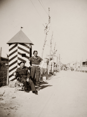 Zdjęcie 018. Kapral Michał Bar (z lewej) z kolegą przy budce wartowniczej 1 Warszawskiej Dywizji Pancernej w Maceracie we Włoszech, ok. 1945 r.