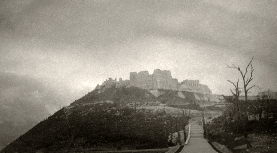 Zdjęcie 020. Ruiny klasztoru Benedyktynów na Monte Cassino, zdjęcie wykonane na przełomie lipca i sierpnia 1945 r.