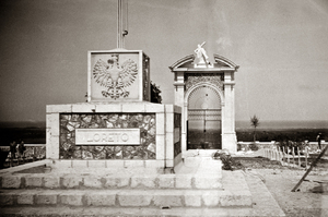 Zdjęcie 021. Budowa Polskiego Cmentarza Wojennego w Loreto, zdjęcie wykonane prawdopodobnie wiosną 1946 r. (poświęcenie cmentarza miało miejsce 6 maja 1946 r.)