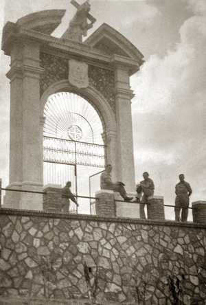 Zdjęcie 022. Brama Polskiego Cmentarza Wojennego w Loreto, zdjęcie wykonane prawdopodobnie wiosną 1946 r.