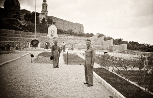Zdjęcie 023. Kapral Michał Bar (na pierwszym planie) z kolegami na Polskim Cmentarzu Wojennym w Loreto, zdjęcie wykonane prawdopodobnie wiosną 1946 r.