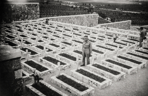 Zdjęcie 025. Kapral Michał Bar na Polskim Cmentarzu Wojennym w Loreto, zdjęcie wykonane prawdopodobnie wiosną 1946 r.