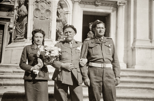Zdjęcie 026. Pamiątkowe zdjęcie zrobione przed Sanktuarium Santa Casa w Loreto, ok. 1946 r. Na zdjęciu prawdopodobnie państwo młodzi ze stojącym w środku porucznikiem WP.
