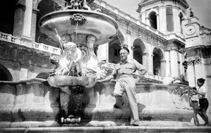 Zdjęcie 027. Kapral Michał Bar przed Sanktuarium Santa Casa w Loreto, zdjęcie wykonane prawdopodobnie wiosną 1946 r.