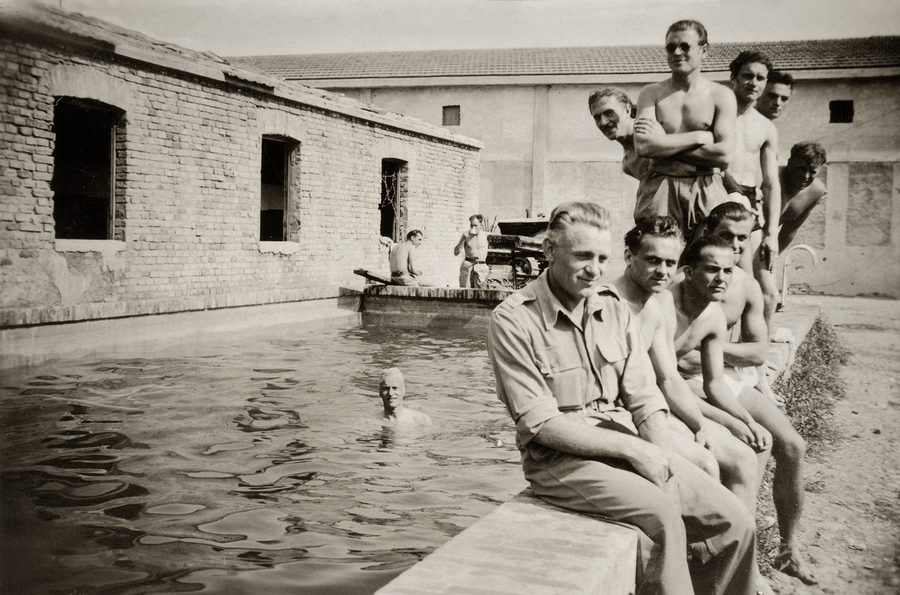 Zdjęcie 030. Czas wolny w Civitanova Marche we Włoszech, w miejscu stacjonowania 2 Warszawskiej Dywizji Pancernej, ok. 1945 r. Na pierwszym planie kapral Michał Bar.