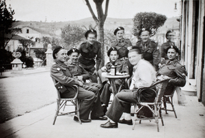 Zdjęcie 033. Kapral Michał Bar z kolegami w nieznanej miejscowości we Włoszech, ok. 1945 r.