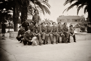 Zdjęcie 034. Kapral Michał Bar (z pieskiem) z kolegami w nieznanej miejscowości we Włoszech, ok. 1945 r.