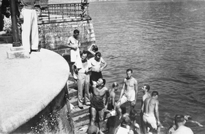 Zdjęcie 035. Kapral Michał Bar z kolegami nad Jeziorem Como, ok. 1945 r.