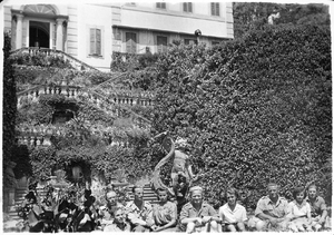 Zdjęcie 036. Kapral Michał Bar z kolegami i miejscowymi kobietami w włoskim Como, przy granicy ze Szwajcarią, ok. 1945 r.