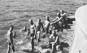 Zdjęcie 038. Kapral Michał Bar z kolegami nad Jeziorem Como, ok. 1945 r.