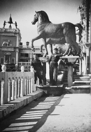 Zdjęcie 039. Kapral Michał Bar z kolegą na galerii Bazyliki św. Marka w Wenecji przy rzeźbach czterech koni z kwadrygi, ok. 1945 r.