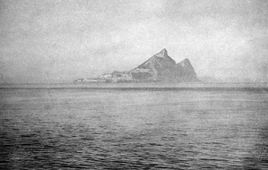 Zdjęcie 040. Skała Gibraltarska widziana z okrętu, którym żołnierze polscy służący w 2 Warszawskiej Dywizji Pancernej płynęli z Włoch do Wielkiej Brytanii latem 1946 r.