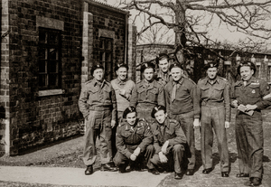 Zdjęcie 041. Żołnierze 19 Kompanii Warsztatowej z plut. Michałem Barem (trzeci z prawej) w Wielkiej Brytanii na przełomie lat 1946/47.